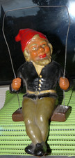 Gartenzwerg (true vintage) auf Schaukel -SPANG Ludwigsb- L/B/H ca.10x13x19 cm