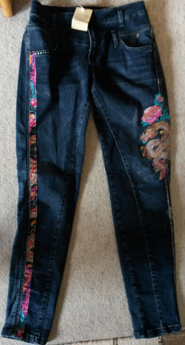 Dunkelblaue jeans mit blumen - mit, blumen-