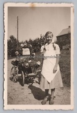 Mädchen mit blumenverziertem Bollerwagen - Altes Foto 1930er