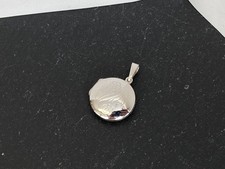 Kleiner Fotoanhänger aus 835 Silber, punziert, mit roter Emaille im Innenleben.