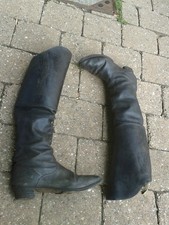 Sehr alte lange Stiefel mit Ausschnitt für Kürassiere?
