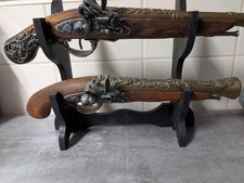 Biete zwei Alte Deko Pistolen mit Steischloss, reiner Schmuck mit Ständer