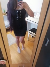 Figurbetontes schwarzes kurzes Kleid mit Schnürung in Dekolleté Bereich