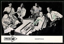 Musiker der Band Skorpyons mit Instrumenten, Autogramme, Ansichtskarte 