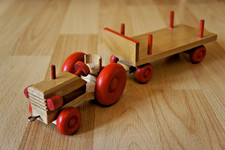 DDR HOLZSPIELZEUG SEHR SCHÖNER KLEINER TRAKTOR MIT ANHÄNGER - DACHBODENFUND