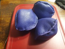 Ein Set drei gewichtete Leder Jonglierbälle