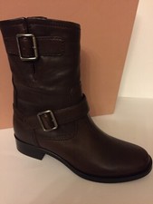 Miu Miu bei Prada Stiefel