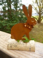 "Sitzender Hase mit Blumen"