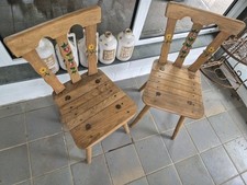 Bemalte alte Holzstühle mit