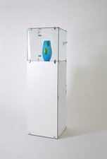 große abschließbare Juweliervitrine Glasvitrine Exponatvitrine mit Sockel weiß