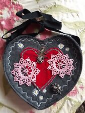 Trachtentasche,Wies'n, Filz, anthrazit, Herzform, Anstecker, Häkelblumen etc