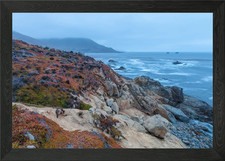 Küstenlandschaft mit Nebel