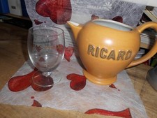 Ricard Krug und Glas