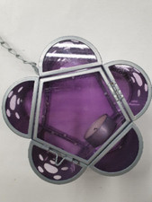 Windlicht Leichtmetall in Blumenform mit lila Glas, Dm 16 cm, OVP