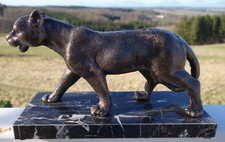 Toller Löwe Marmorsockel Haus