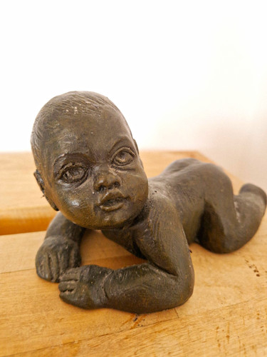 Skulptur liegendes baby - /, /