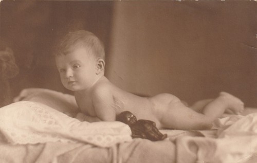 Baby und puppe auf dem - auf, bett