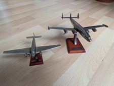 Zwei Vintage Modellflugzeuge (Junkers Ju 52 + Lockheed L1049) auf Holzständer