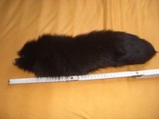 Fuchsschwanz Anhänger schwarz scheint echter Pelz zu sein. Bin aber nicht sicher