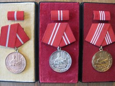 3 DDR Orden Medaillen Kampfgruppe NVA für treue Dienste Gold Silber Bronze 70er
