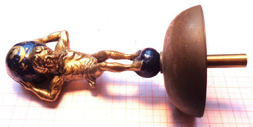 Atlas mit weltkugel auf - auf, glocke