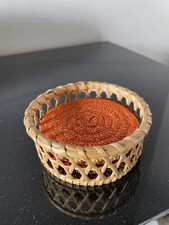 50-er:  8 farbige  BAST  Untersetzer im geflochtenen Körbchen VINTAGE