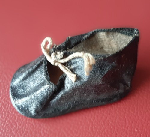 Einzelner alter puppenschuh - alter,