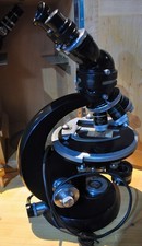 Großes Forschungsmikroskop