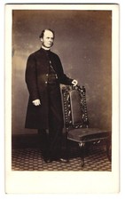 Fotografie englischer Pfarrer im Talar mit Collar 