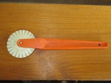 altes Teigrädchen Rekord DDR aus Plaste, Kunststoff Rad D 5,0 cm, Vintage