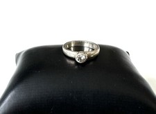 Älterer Silber Ring mit funkelndem Solitär Stein im Brillantschliff – Goshenit