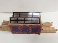 Thomas der Panzer Lok Kapitän Schuppen Lok Werkstatt Holzeisenbahn Schienen