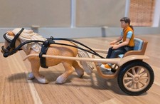 Schleich 42040 Ponykutsche mit Shetland Pferd und mehr