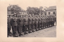 Foto AK - Soldaten mit Stahlhelm angetreten - 2.WK