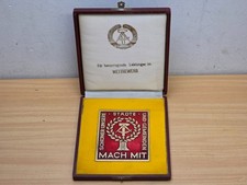 DDR Plakette MACH MIT Schöner