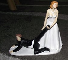 Figur: Hochzeitspaar (Braut zieht Bräutigam am Bein), ca. 13cm lang