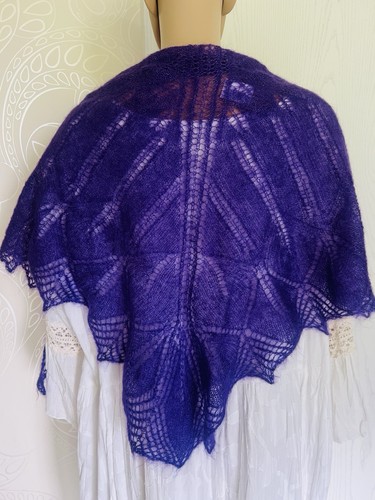 Handgestricktes dreieckstuch - handgestricktes,