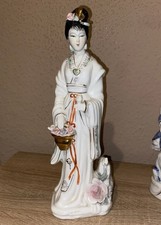 Antike und wunderschöne Geisha Figur aus Porzellan detailreich und in perfektem