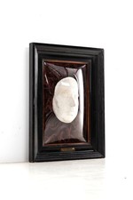 Dekorative antike Totenmaske aus Gipsguss zur Wandmontage in schwarzem Rahmen