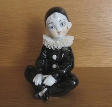 Kindlicher Pierrot schwarz Harlekin Clown   Spitze als Halskrause Porzellanfigur