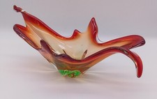 Schöne geformte dekorative Glasschale rot