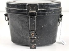 Behälter zum Dienstglas 6 x 30 der Wehrmacht aus schwarzer Preßmasse. gebraucht,