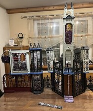 Mattel CJF48 Monster High Mega Monsterschule Schule School Deadluxe Puppenhaus