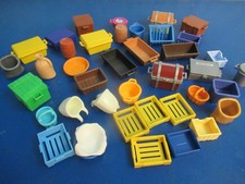 viele Truhe Körbe Kisten