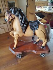 Altes Holzpferd auf Podest mit Rollen Vintage