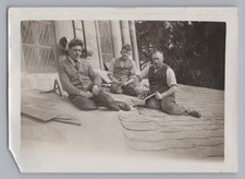 Dachdecker beim Verlegen von Schieferschindeln - Beruf Handwerker - Foto