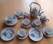 Japanisches Teeservice mit Geisha-Motiven 21-teilig, Geisha Litophanie im Boden