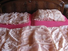 Festliche Tagesdecke/Überwurf mit 2 Kissenbezuge Rosa mit herrlicher Stickerei!