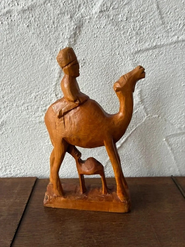 Geschnitzte holzfigur kamel - holzfigur,