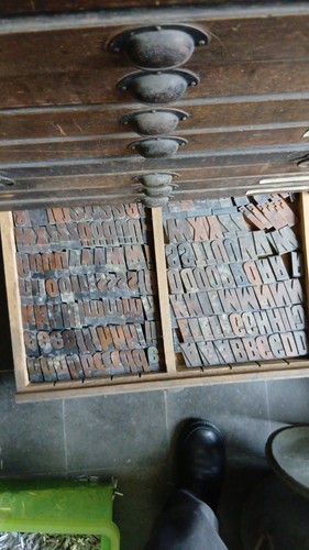 Plakatschrift aus holz ganze - plakatschrift,